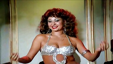 Lucy 5 çekimde banyo gizli çekim porno filimleri yapan küçük bir kız