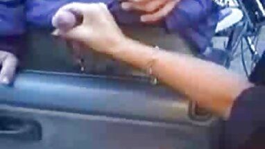 Havuzda türkce porno filim oynadıktan sonra bir sandalyede oyuncak
